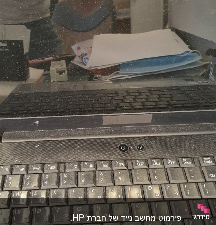 מקלדת מחשב נייד עם מסך כבוי ומאובק